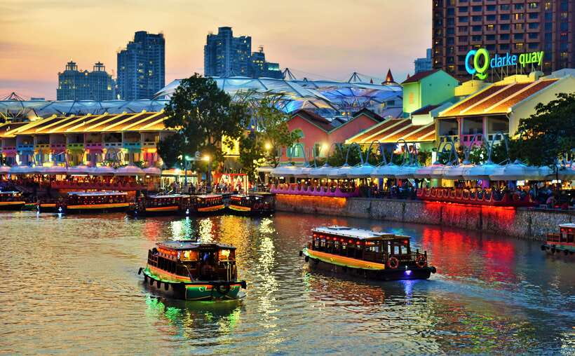 Singapore: Singapore River Cruise - Old quays beside modern towers