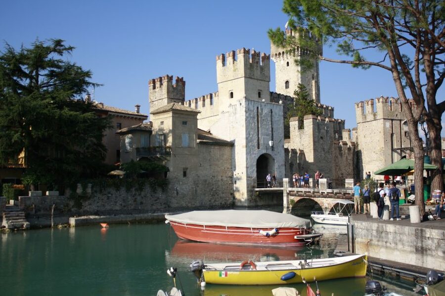 Sirmione: 25 Minute Boat Cruise around the Peninsula - The thermal spring and sulfur bubbles