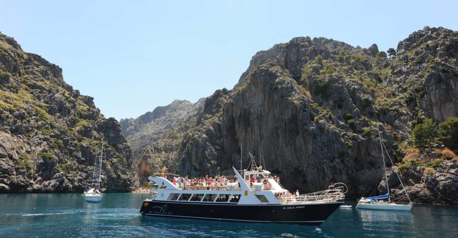 Sóller: Boat Trip to Sa Calobra and Torrent de Pareis - Arriving at Sa Calobra’s narrow coastal setting