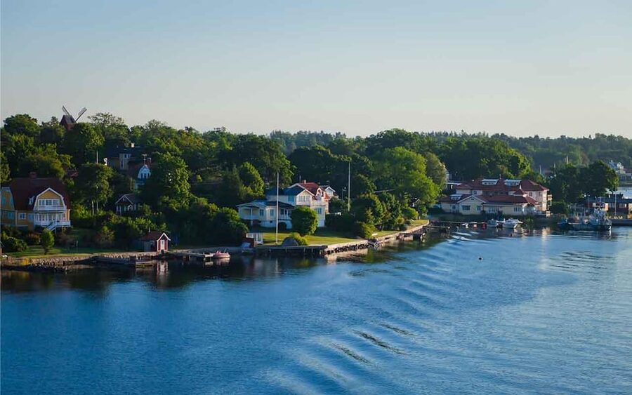 Stockholm: Archipelago Boat Tour - What the guide adds to the scenery