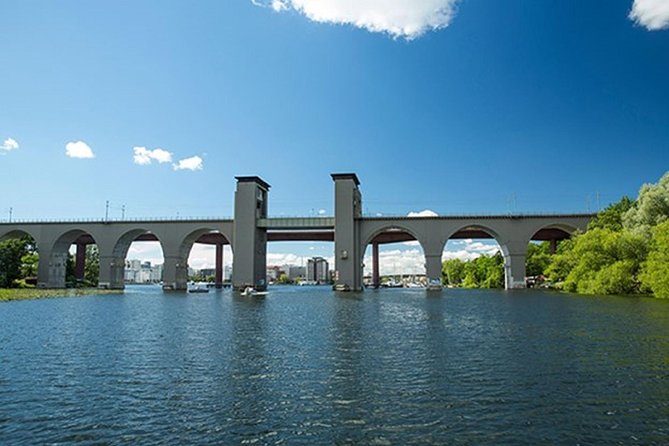 Stockholm: Highlights Boat Tour - Passing Skeppsbron and the first bridges