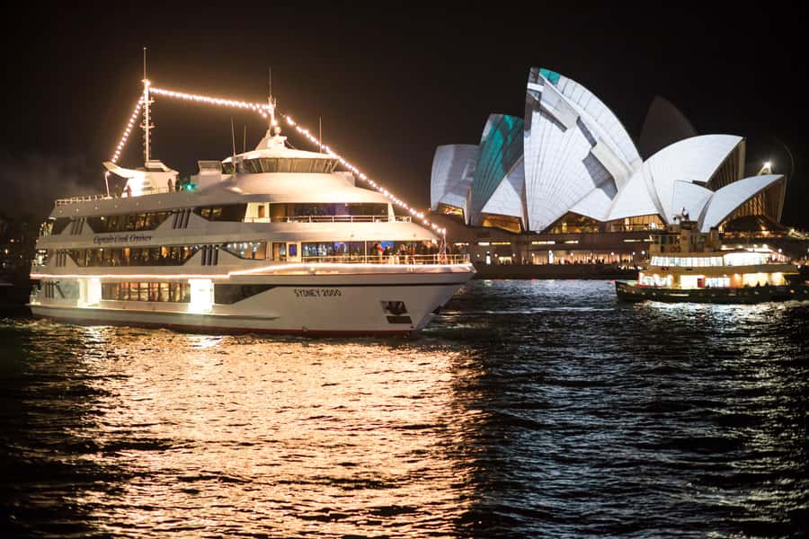 Sydney: Harbour Dinner Cruise with 3, 4 or 6-Course Menu - Food, service, and the onboard mood