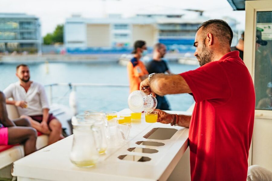 Valencia: Sunset or Daytime Catamaran Cruise with Drink - Drinks, bar service, and the practical details