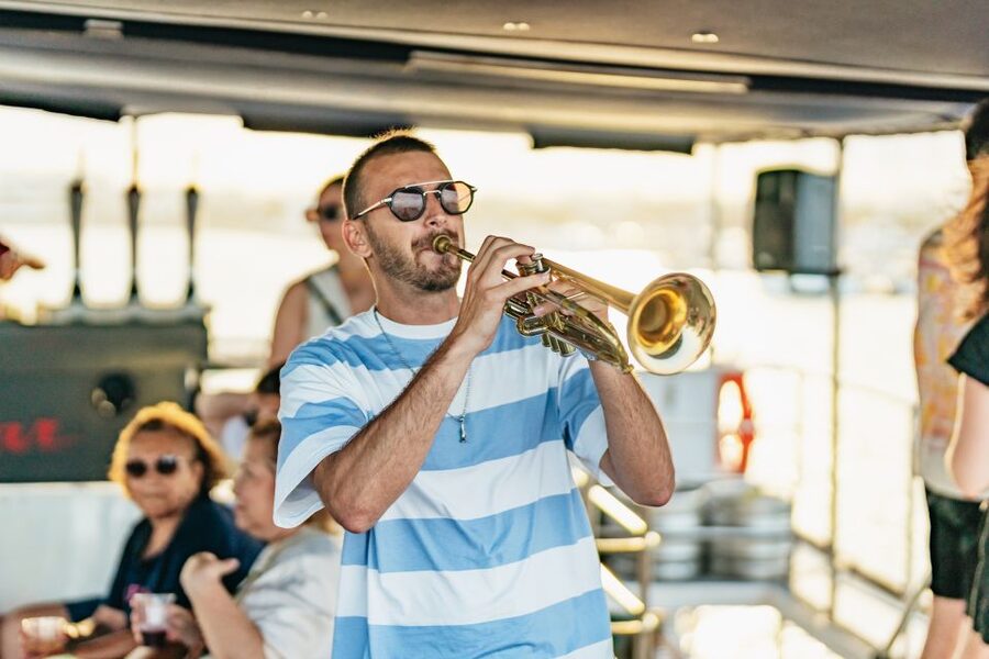 Valencia: Sunset or Daytime Catamaran Cruise with Drink - What the experience does well