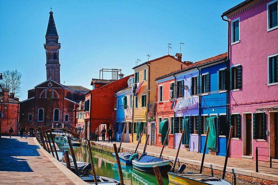 Venice: Murano & Burano Panoramic Boat Tour w/ Glassblowing - Burano and its bright houses