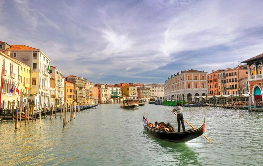 Venice: Private Gondola Cruise for up to 5 Passengers - Key points to know before booking