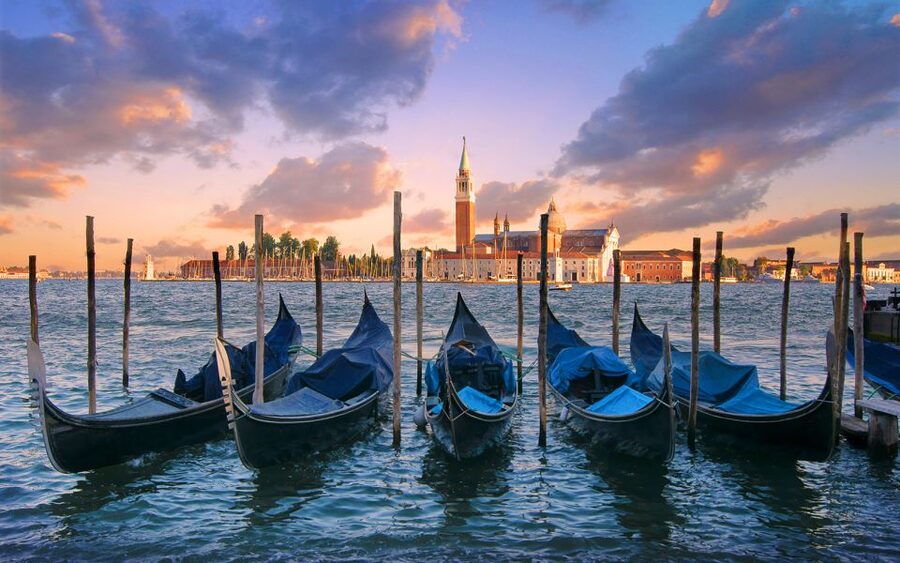 Venice: Private Gondola Cruise for up to 5 Passengers - Tips for getting more from the ride