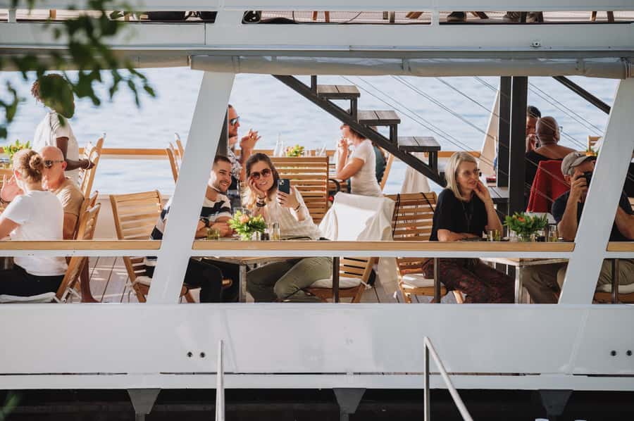 Victoria Falls: Dinner Cruise on the Zambezi River - Drinks and service throughout the evening