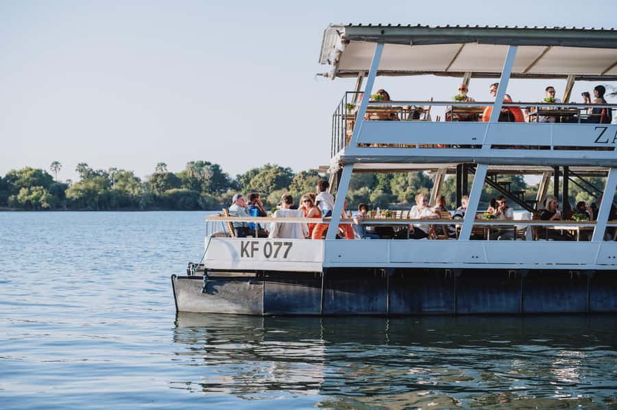 Victoria Falls: Dinner Cruise on the Zambezi River - What changes after dark
