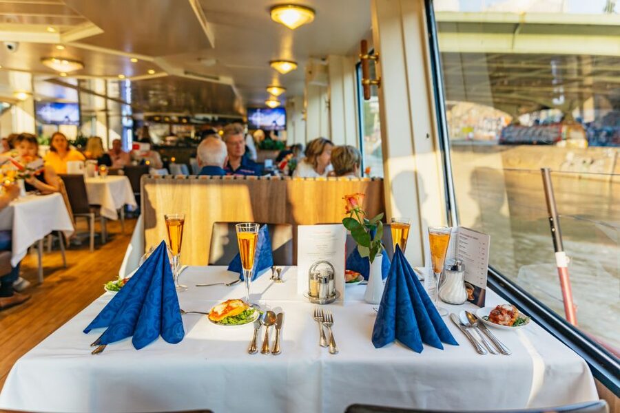 Vienna: 3-Course Evening Dinner Cruise - The welcome drink and first course