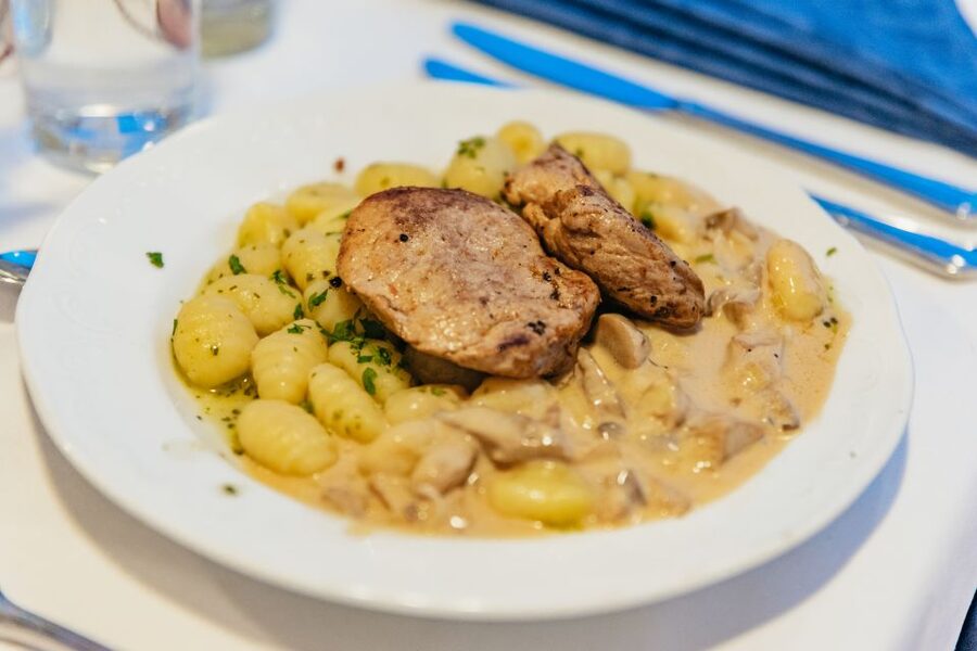 Vienna: 3-Course Evening Dinner Cruise - Soup, main course, and dessert
