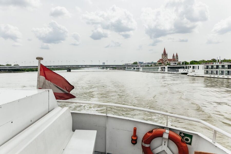 Vienna: City Cruise with Optional Lunch - Choosing between open deck and restaurant seating
