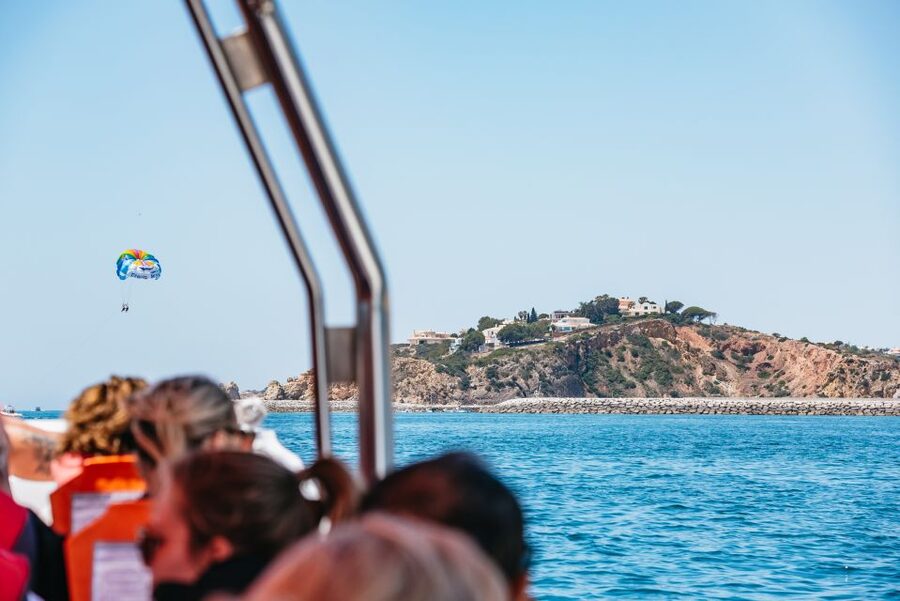 Vilamoura: Benagil Cave Boat Tour with Entry&Dolphin search - Guides, languages, and the family experience