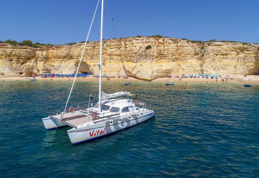 Vilamoura: Guided Sightseeing Cruise with Beach BBQ & Drinks - Arriving by dinghy at the beach