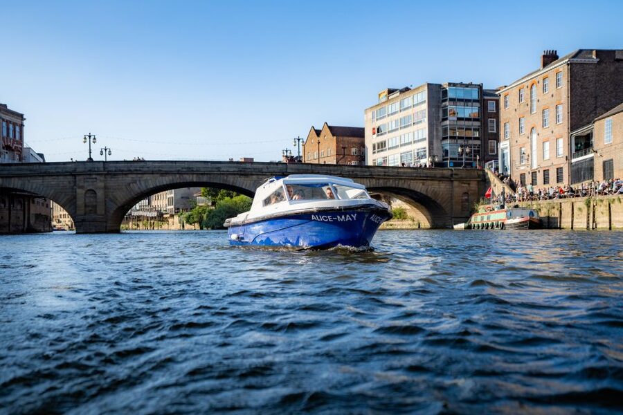 York: Self-Steer Boat Rental - The safety briefing before you take the wheel