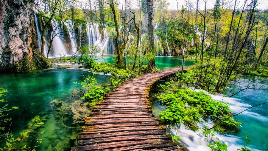 Zadar: Plitvice Lakes with Boat Ride and Zadar Old Town Tour - Walking through the upper and lower lakes