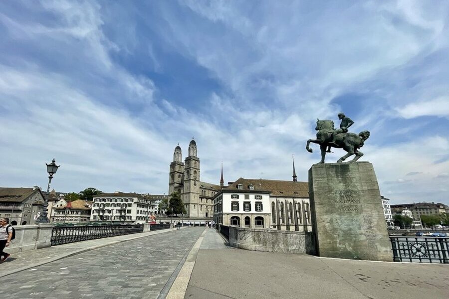 Zurich: City Tour, Cruise, and Lindt Home of Chocolate Visit - A 30-minute cruise across Lake Zurich